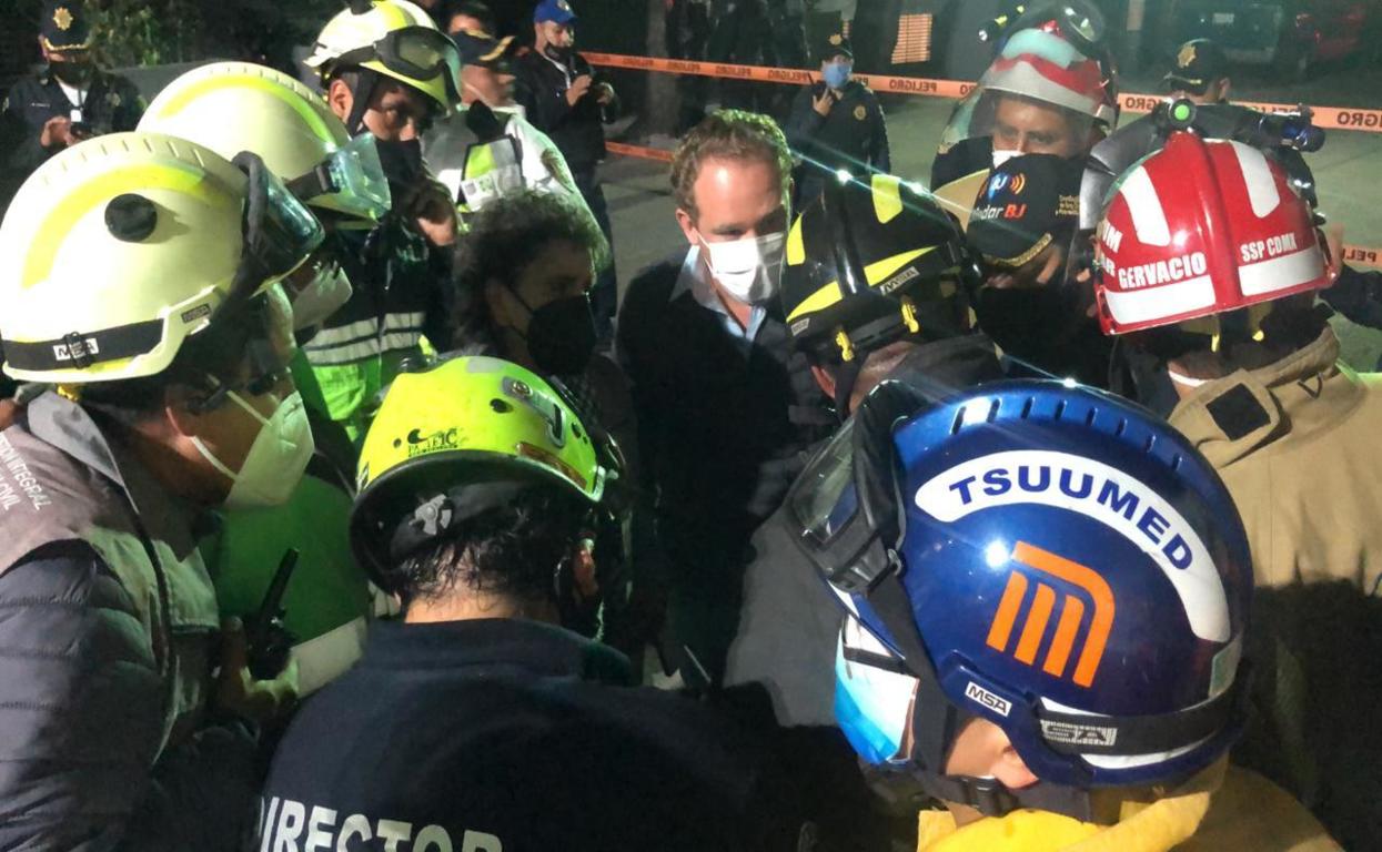 Alcalde Santiago Taboada acude a supervisar labores de sofocación del incendio en la subestación de la CFE