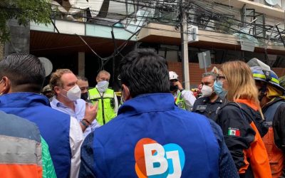Alcalde Santiago Taboada acude a supervisar labores de rescate por explosión en un edificio de la colonia Acacias
