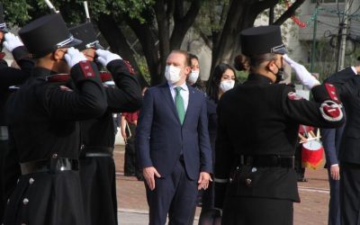 Santiago Taboada alcalde de Benito Juárez encabeza izamiento de bandera en conmemoración del inicio de la Independencia de México