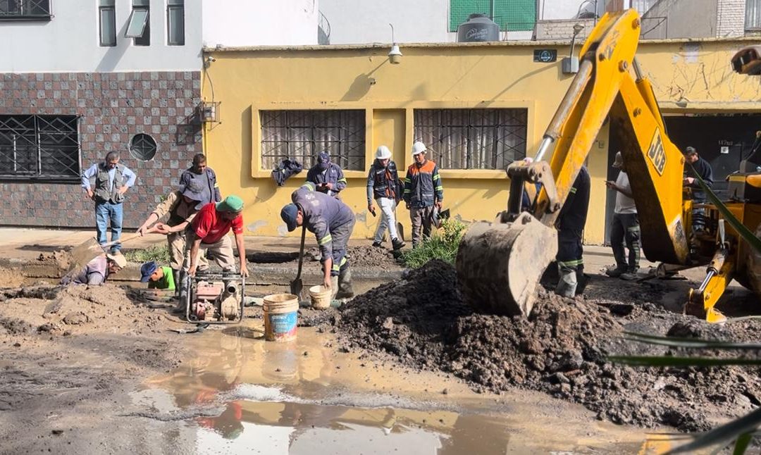 Flash informativo: fuga de agua en la calle Ajusco