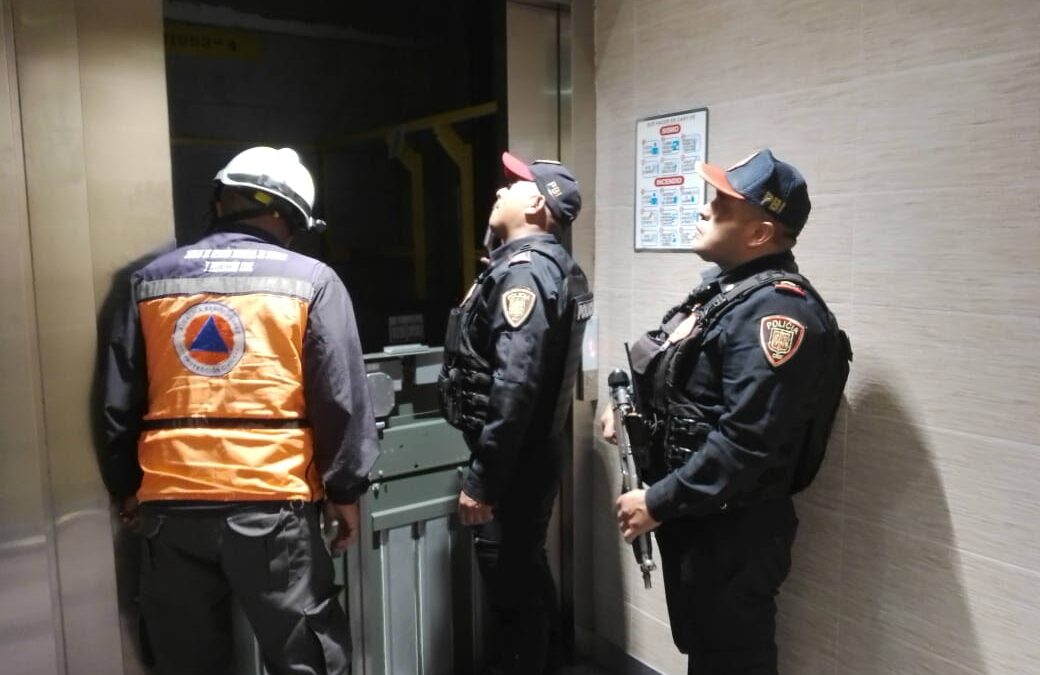 Rescatan Protección Civil, Blindar BJ 360° y Bomberos a seis personas atrapadas en un elevador en San José Insurgentes