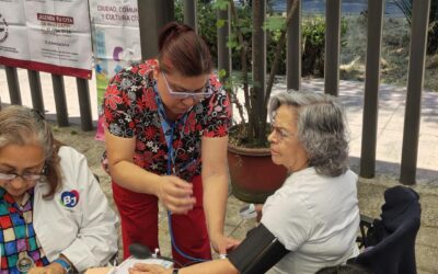 Alcalde Luis Mendoza acerca servicios integrales a personas adultas mayores en el CECAM Cumbres