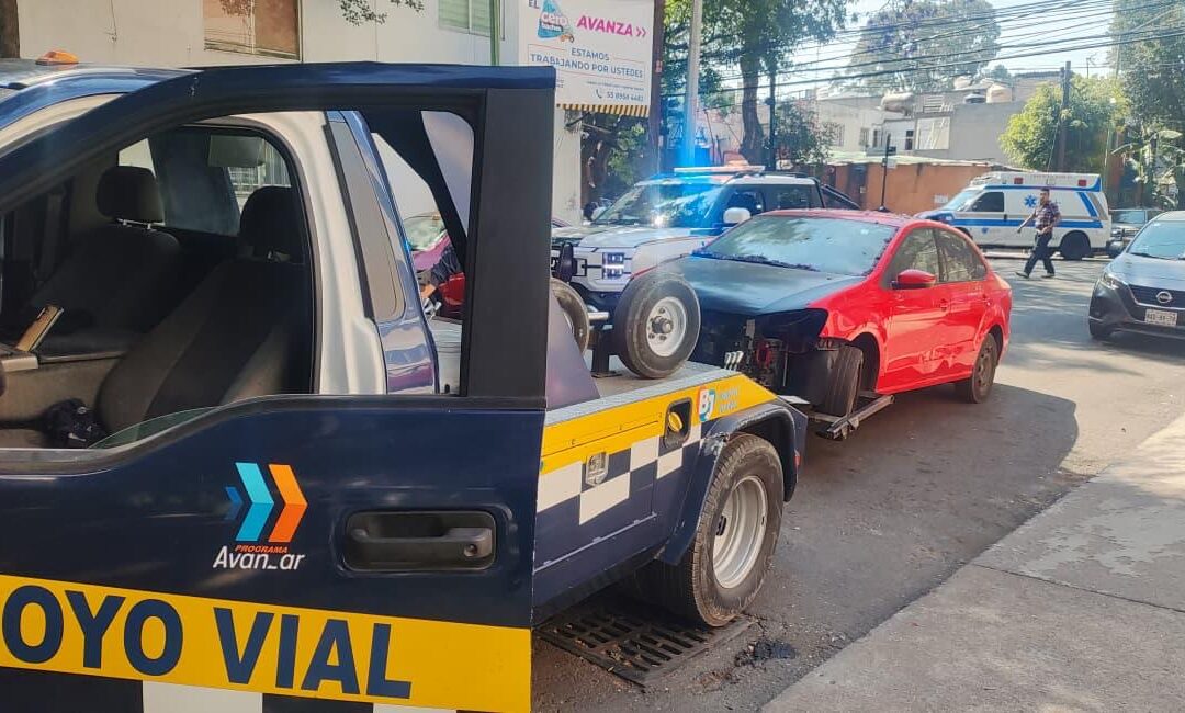 Elementos de Blindar BJ 360º en coordinación con la Secretaría de Seguridad Ciudadana retiran autos abandonados en la colonia Portales